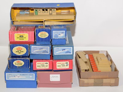 Lot 166 - Hornby Dublo model railway platform accessories
