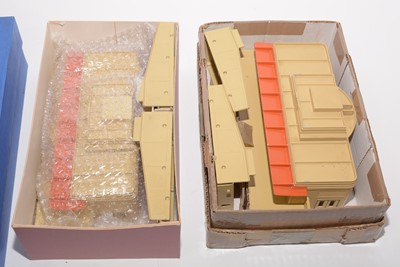 Lot 166 - Hornby Dublo model railway platform accessories