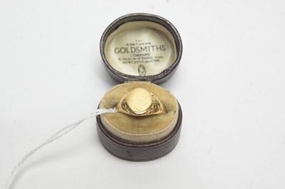 Lot 233 - A gold signet ring