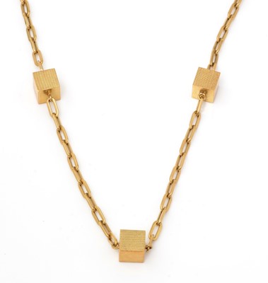 Lot 101 - A yellow metal necklace