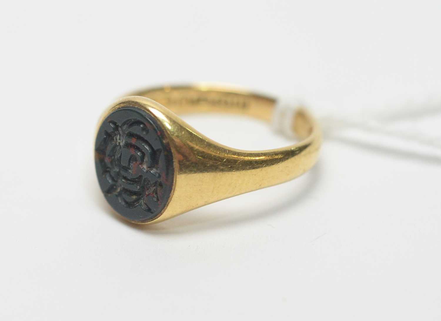 Lot 190 - An antique 18ct gold and bloodstone signet ring