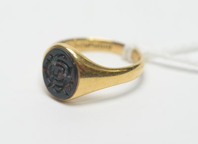 Lot 190 - An antique 18ct gold and bloodstone signet ring