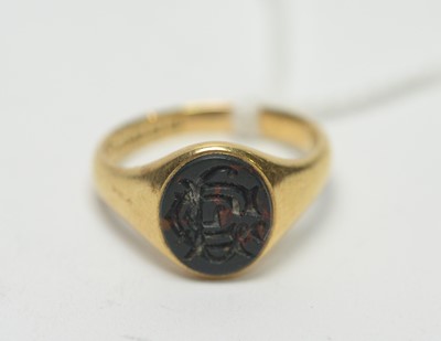 Lot 190 - An antique 18ct gold and bloodstone signet ring