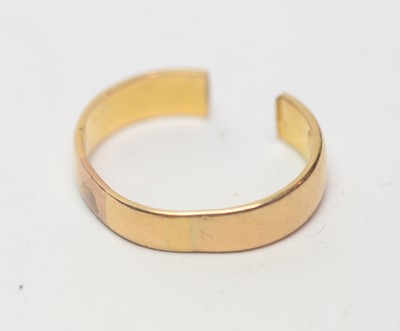 Lot 207 - A yellow-metal wedding band