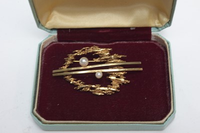 Lot 227 - A 20th Century Modernist pearl and gold brooch