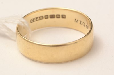 Lot 155 - An 18ct gold wedding band