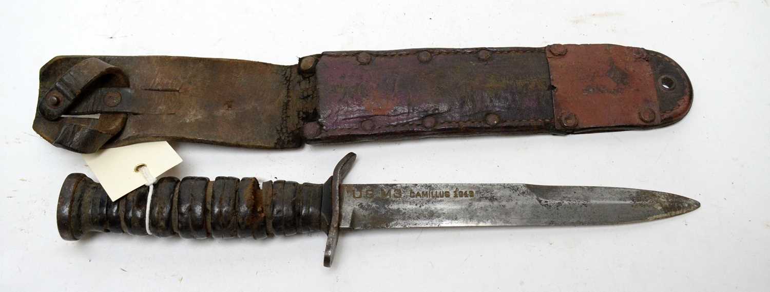 Lot 434 - A US World-War-Two M3 combat knife