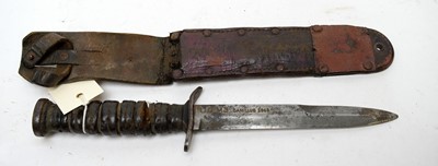 Lot 434 - A US World-War-Two M3 combat knife