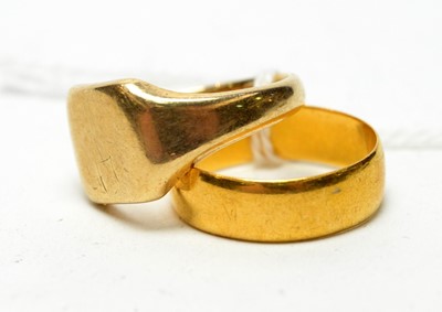 Lot 163 - A gold wedding band and signet ring