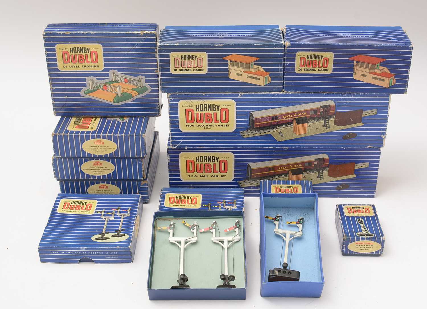 Lot 139 - A Hornby Dublo OO-gauge train set platform accessories