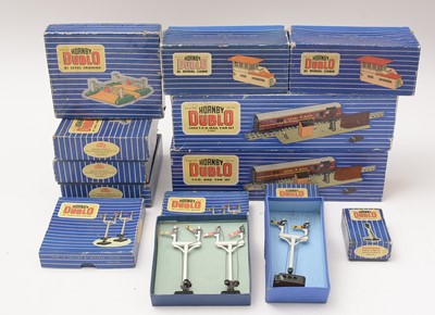 Lot 139 - A Hornby Dublo OO-gauge train set platform accessories