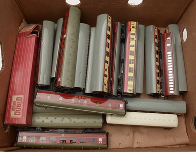 Lot 130 - Hornby Dublo OO-gauge train carriages