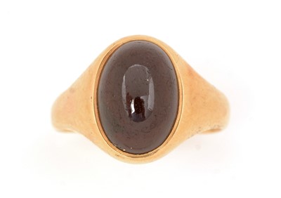 Lot 123 - A ruby cabochon ring