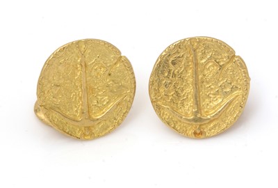 Lot 124 - A pair of 18ct yellow gold Egyptian cufflinks