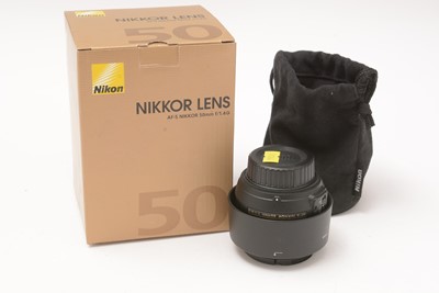 Lot 364 - A Nikon lens.