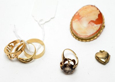 Lot 152 - Jewellery including a gold-mounted cameo brooch and rings