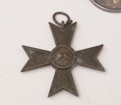 Lot 420 - Group of WWI medals and insignia
