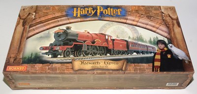 Lot 292 - Hornby 00 Gauge Harry Potter and The Philosopher's Stone Hogwarts Express Electric Train Set