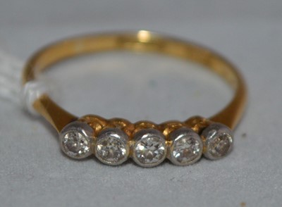 Lot 159 - A five stone diamond ring