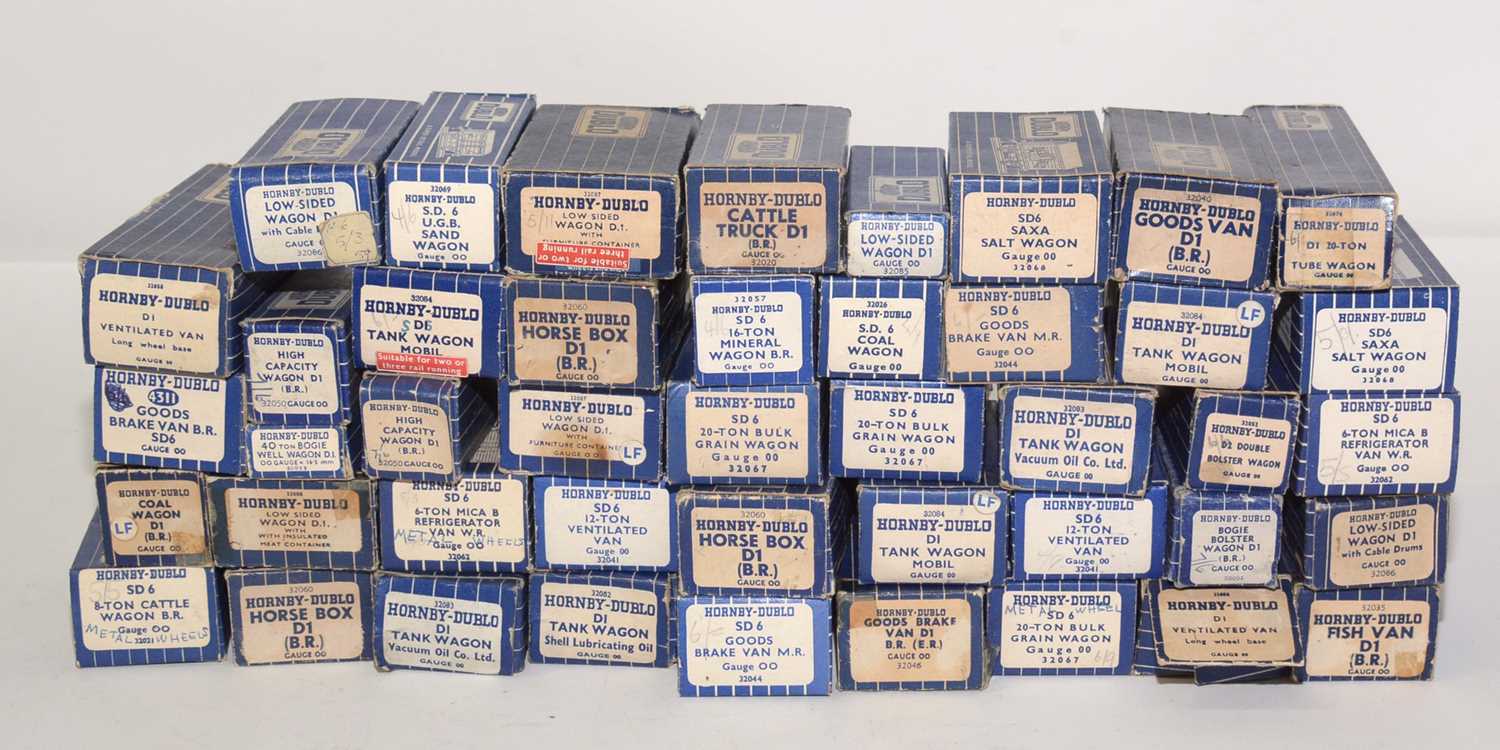 Lot 160 - Hornby Dublo model railway rolling stock
