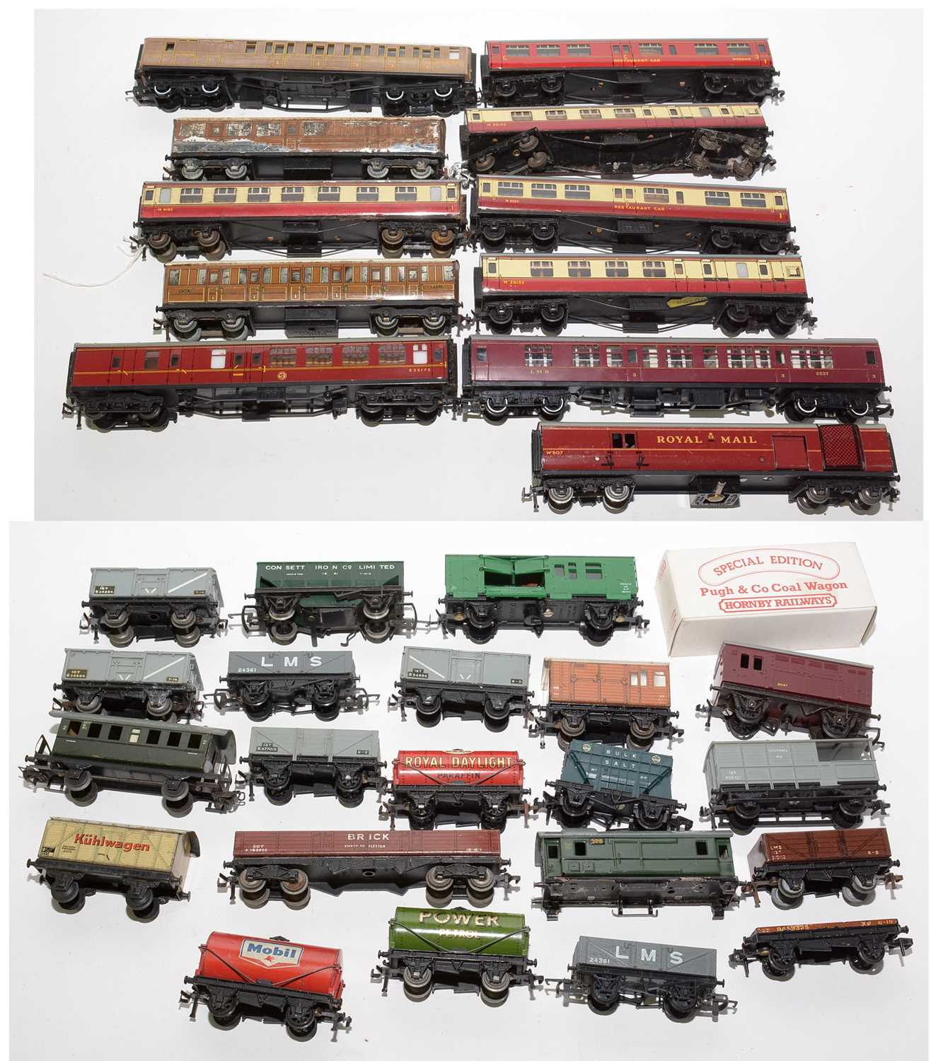 Lot 162 - Hornby Railways OO-gauge rolling stock and carriages