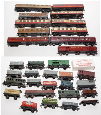 Lot 162 - Hornby Railways OO-gauge rolling stock and carriages