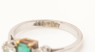 Lot 52 - An emerald and diamond ring