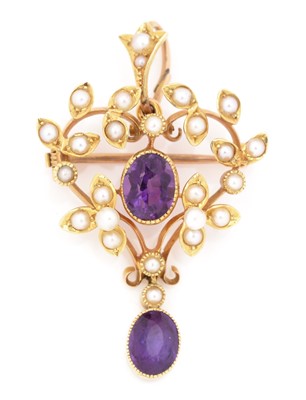 Lot 77 - An Edwardian amethyst and seed pearl pendant/brooch