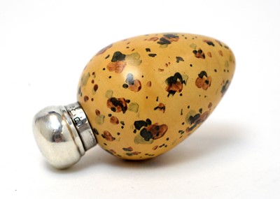 Lot 186 - A silver mounted porcelain egg pattern scent bottle
