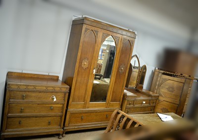Lot 114 - Early 20th C four-piece oak bedroom suite.