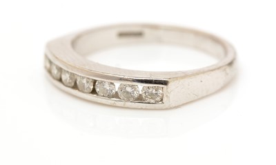 Lot 155 - A seven stone diamond ring