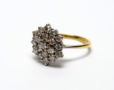 Lot 274 - A diamond cluster ring
