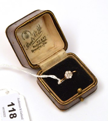 Lot 118 - A diamond cluster ring