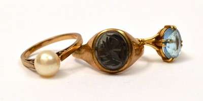 Lot 121 - Three rings.