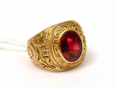 Lot 135 - A dress ring