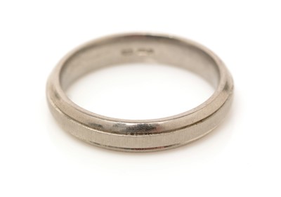 Lot 315 - A palladium wedding band