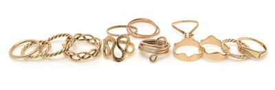Lot 325 - 9ct gold and yellow metal rings.