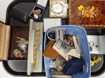 Lot 140 - A selection of costume jewellery