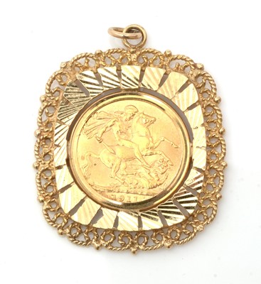 Lot 135 - A George V gold sovereign pendant