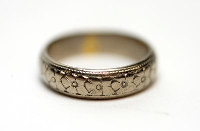 Lot 143 - An 18ct white gold wedding band