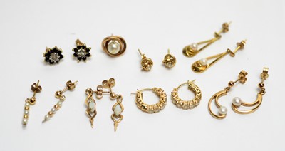 Lot 149 - A collection of gold and yellow metal earrings