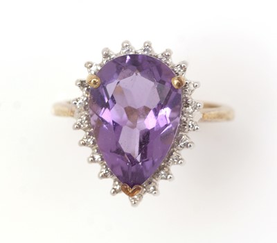 Lot 434 - An amethyst and diamond cluster ring