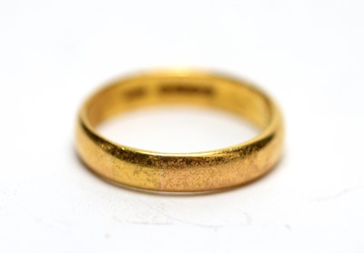 Lot 200 - A 22ct yellow gold wedding band