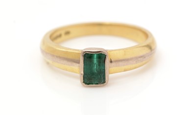 Lot 437 - An emerald ring
