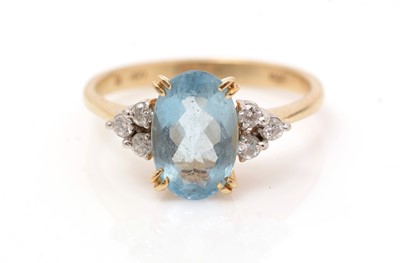 Lot 441 - An aquamarine and diamond ring