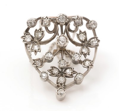 Lot 450 - An Edwardian diamond set white-metal fur-clip