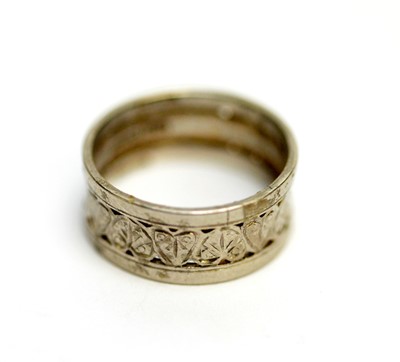 Lot 206 - A platinum wedding band