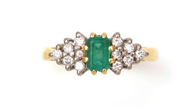 Lot 456 - An emerald and diamond ring