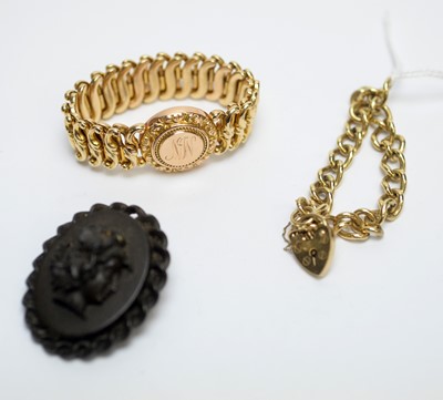 Lot 204 - A 9ct yellow gold curb link bracelet.