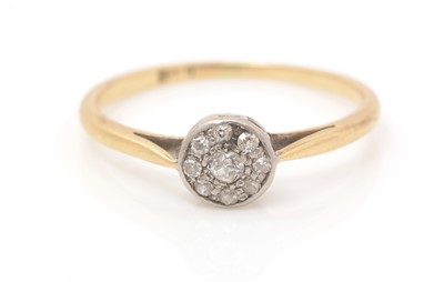 Lot 459 - A diamond cluster ring